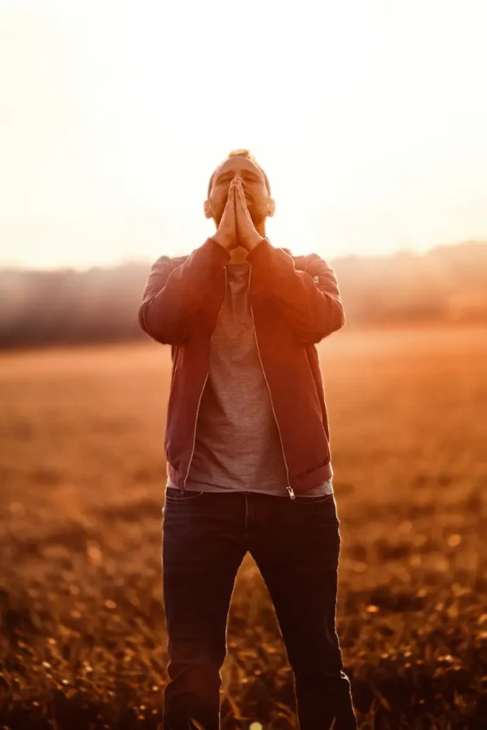 Konstantin Junker auf einem Feld bei Sonnenuntergang – Kontakt für Konzert- und Vortragsanfragen.
